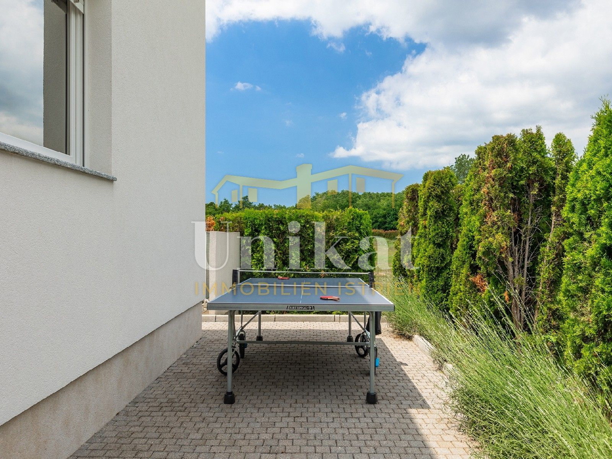 Villa moderna con piscina interna ed esterna